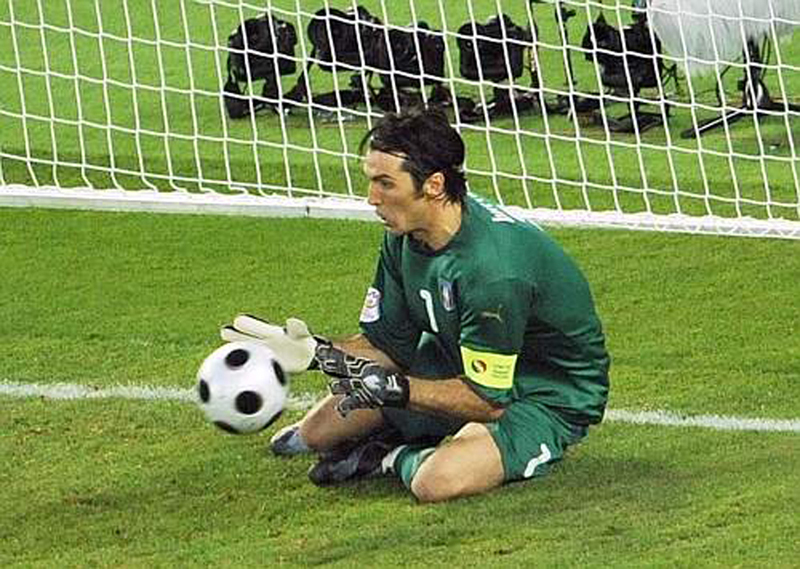 Euro 2008 (30).jpg - Italy's goalkeeper Gianluigi Buffon saves a free-kick from Spain's David Villa during their Euro 2008 quarter-final soccer match at the Ernst Happel Stadium in Vienna, June 22, 2008.